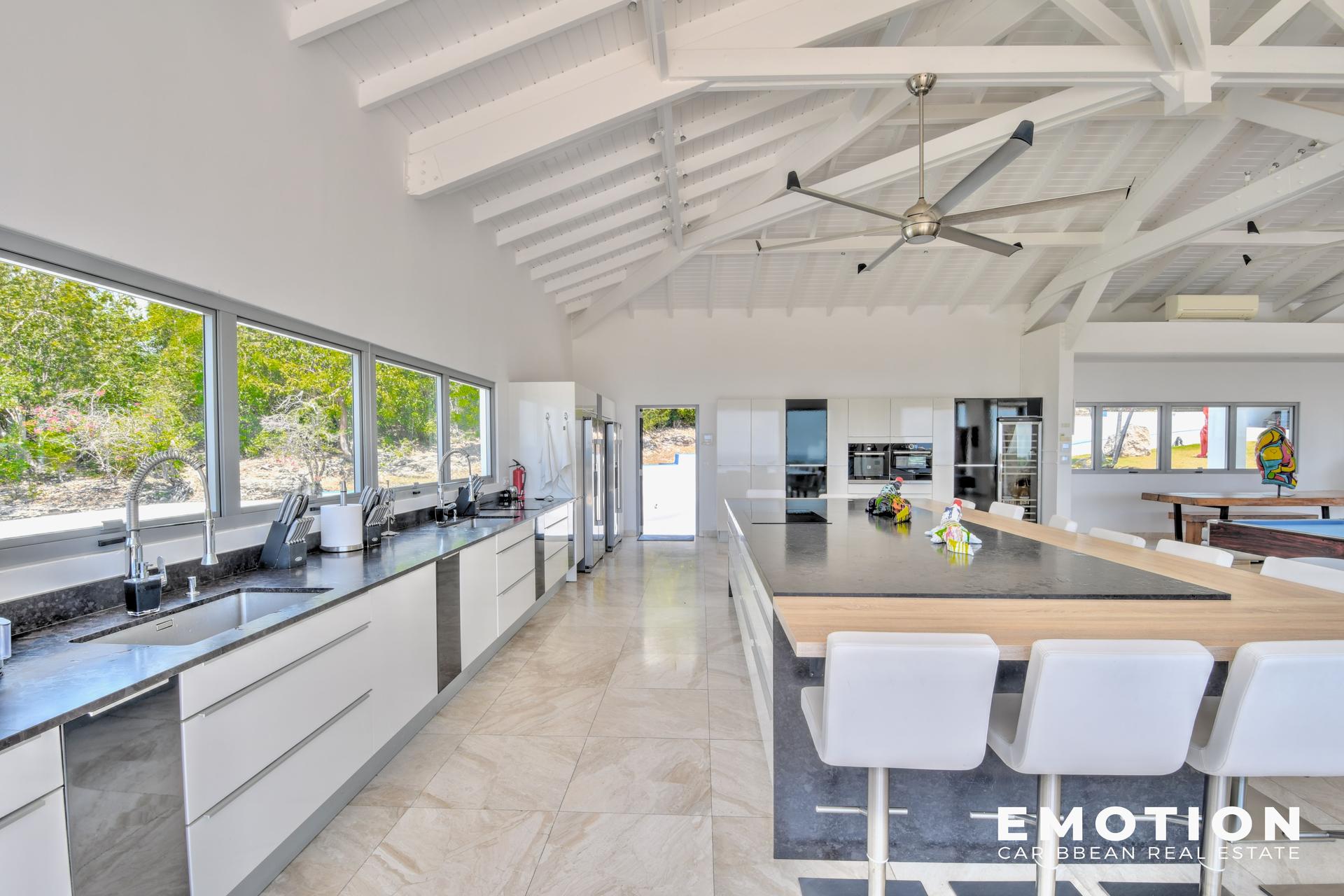 Exceptional Sea View Estate - 971 m² + 10,000 m² of Land