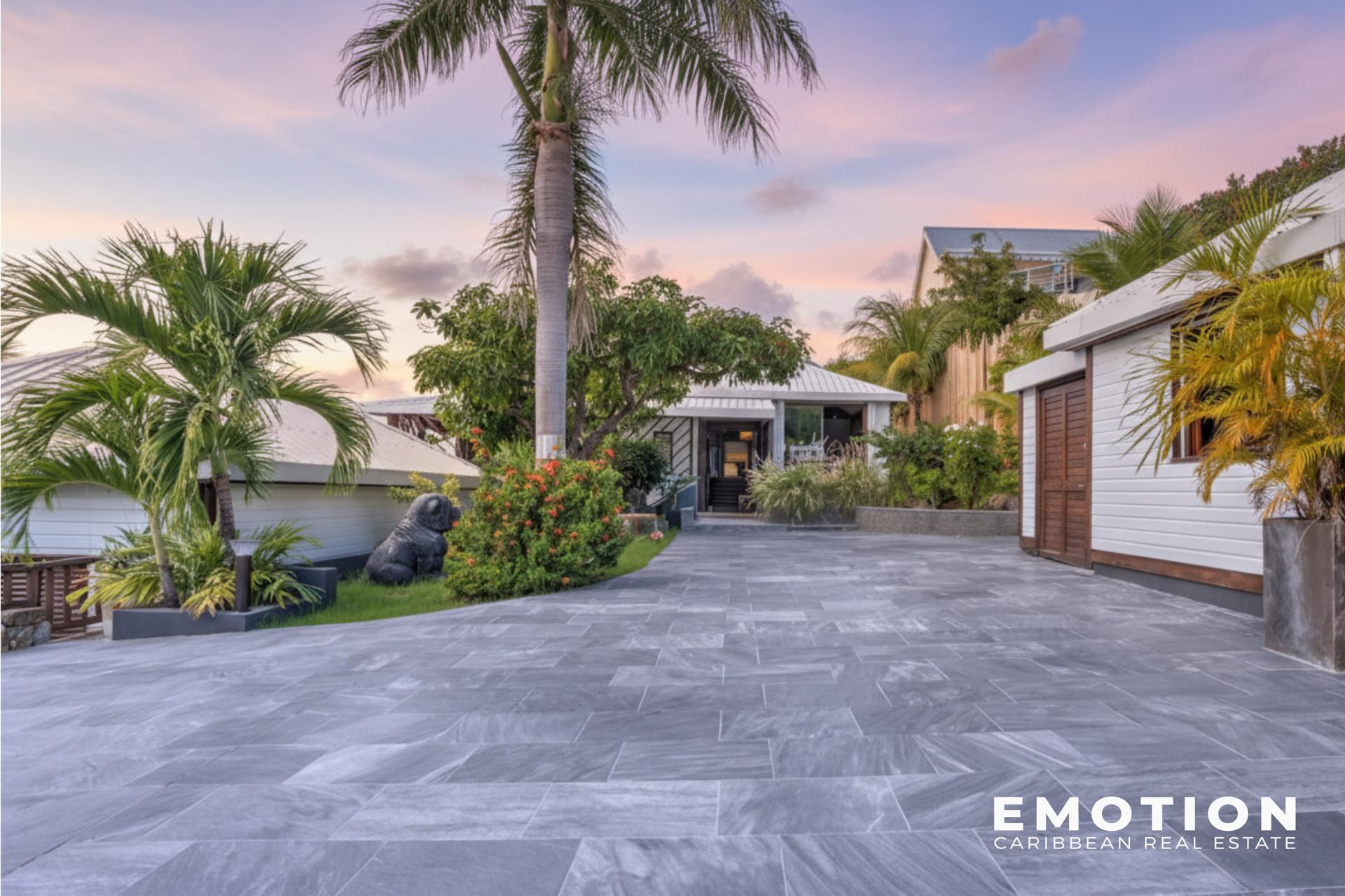 REAL ESTATE COMPLEX – 358 m² + Terraces and Pools Oyster Pond / Saint-Martin