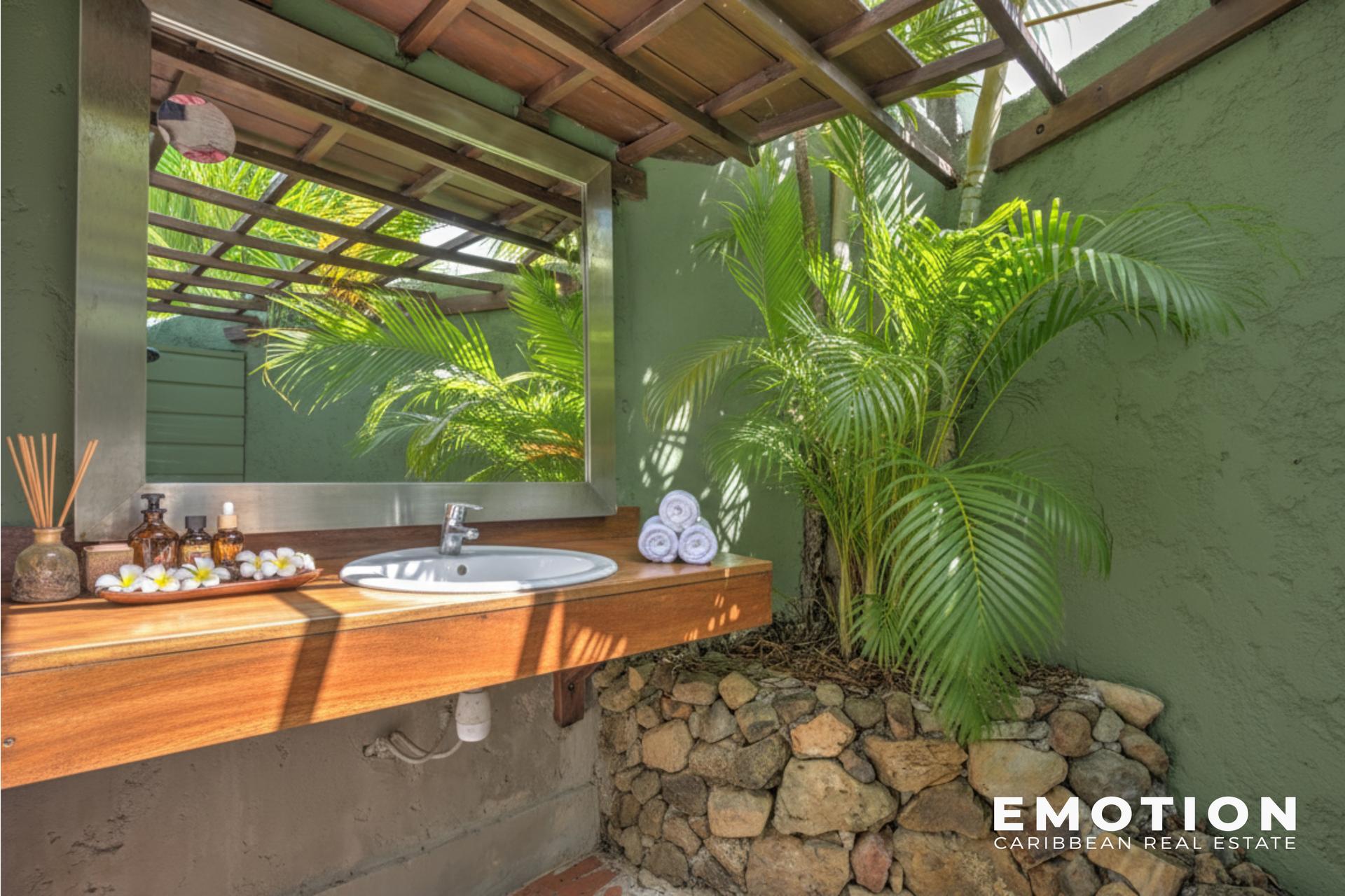 REAL ESTATE COMPLEX – 358 m² + Terraces and Pools Oyster Pond / Saint-Martin