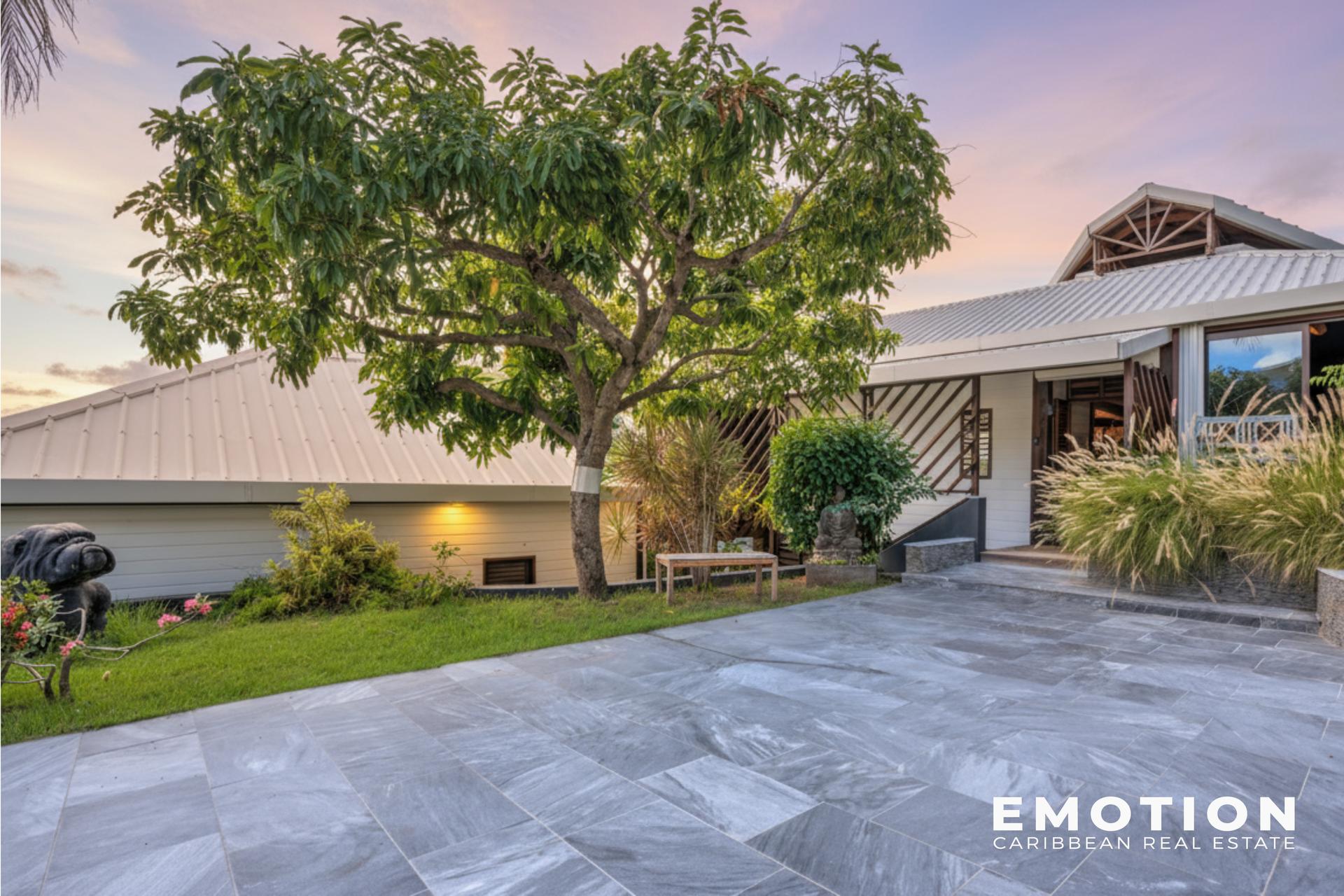 REAL ESTATE COMPLEX – 358 m² + Terraces and Pools Oyster Pond / Saint-Martin