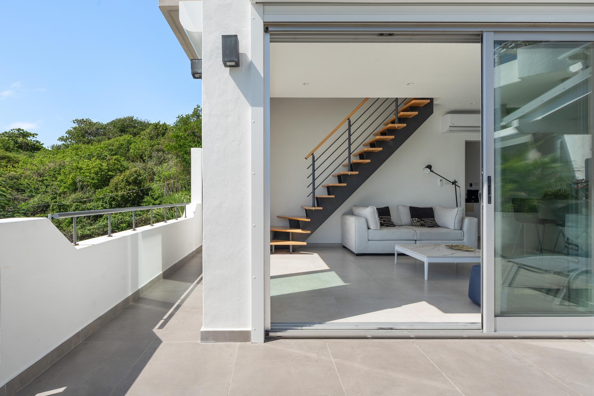 Contemporary Coastal Penthouse with Panoramic Ocean Vistas & Floating Oak Staircase