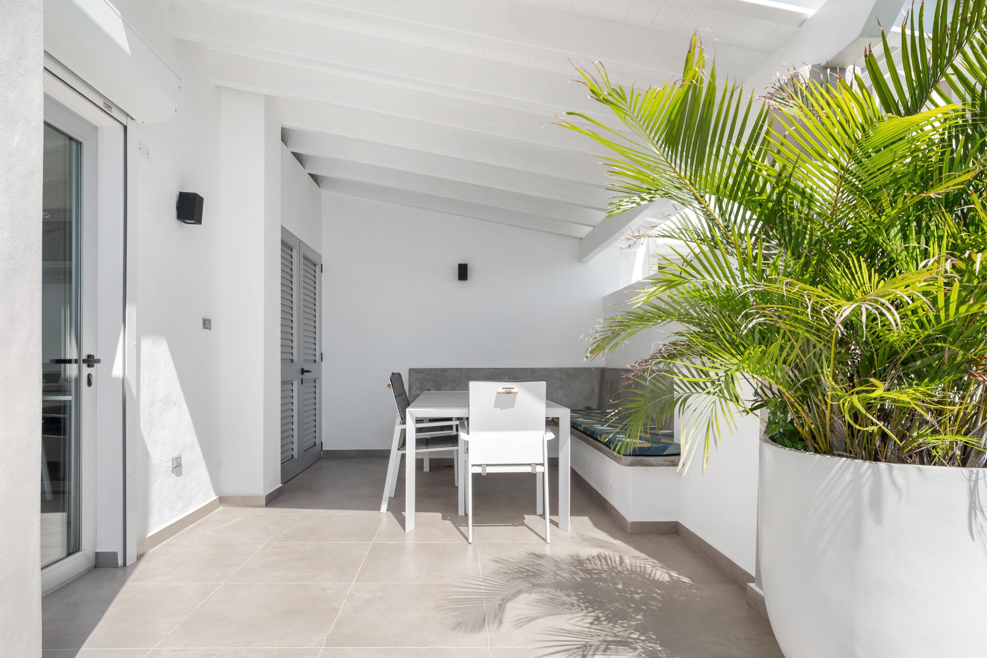 Contemporary Coastal Penthouse with Panoramic Ocean Vistas & Floating Oak Staircase