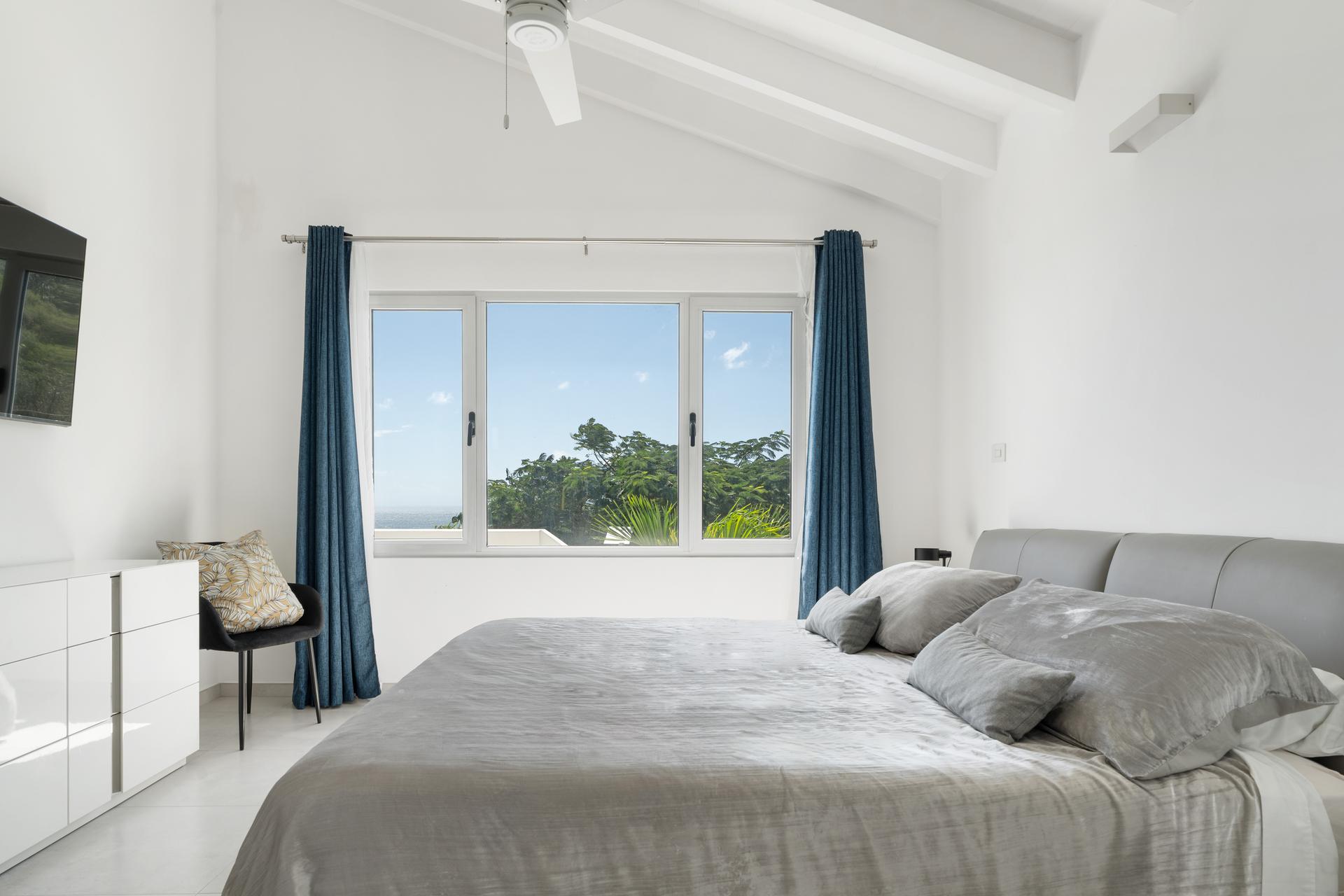 Contemporary Coastal Penthouse with Panoramic Ocean Vistas & Floating Oak Staircase