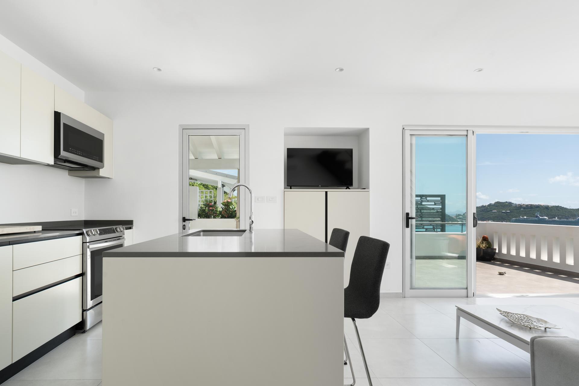 Contemporary Coastal Penthouse with Panoramic Ocean Vistas & Floating Oak Staircase